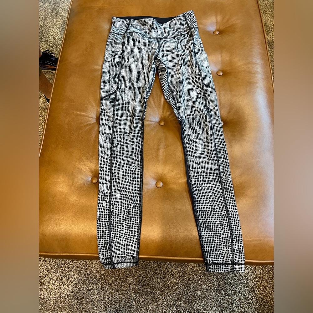 Lulu lemon size 4 leggings worn once black and white